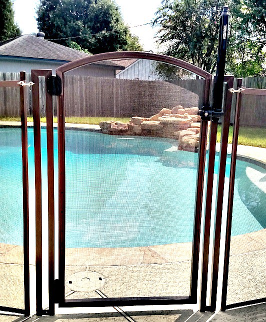 close-up picture of besst pool fence safety gate for children
