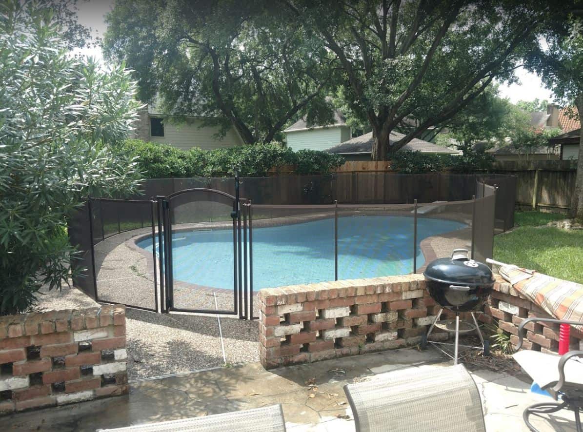 a safe swimming pool fence